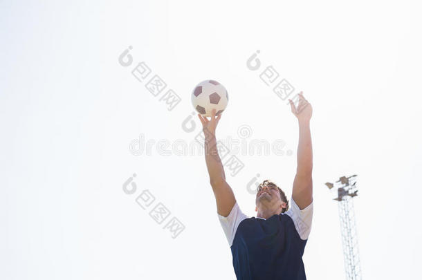 足球运动员练习足球