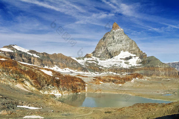 美丽的瑞士阿尔卑斯山景观与湖泊和山脉反射在水中