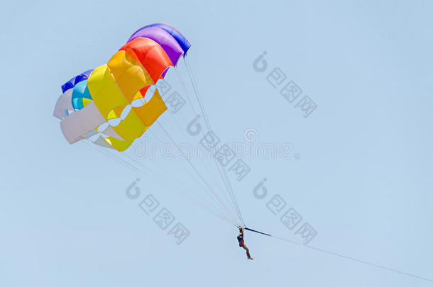 蓝色天空中的彩色伞翼，伞也被称为平行或平行