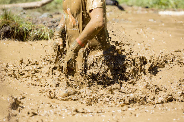 极限运动挑战泥泞的水
