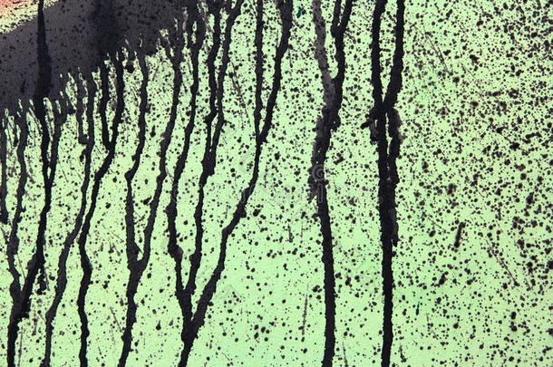 绿色混凝土墙黑色油漆滴落，抽象背景