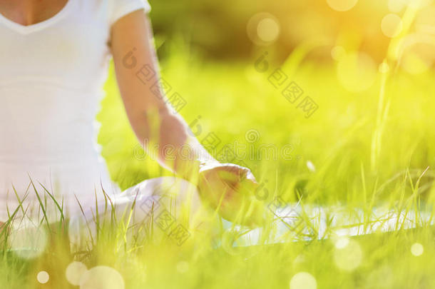 女人在莲花位置冥想的手练习瑜伽