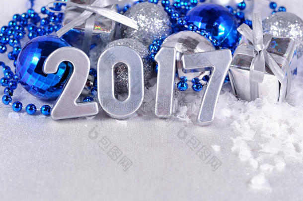 2017年银色数字和银色和蓝色圣诞装饰品