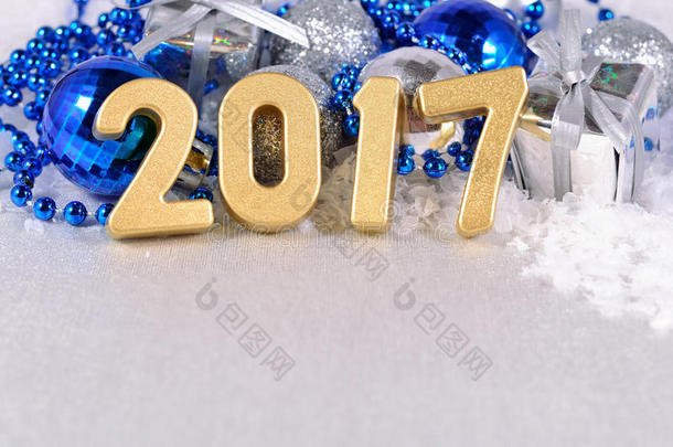2017年金色的数字和银色和蓝色的圣诞装饰品
