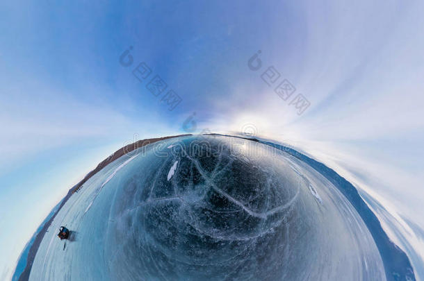 贝加尔湖的蓝冰覆盖着裂缝，天气多云