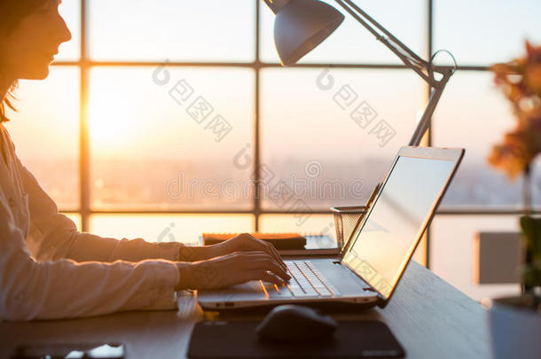 集中女员工在工作场所使用电脑打字。 副景肖像的文案工作在个人电脑家庭。
