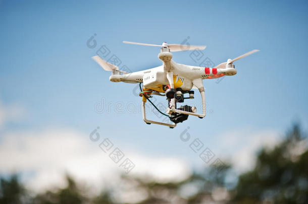 无人机四翼直升机与高分辨率数码相机飞进来