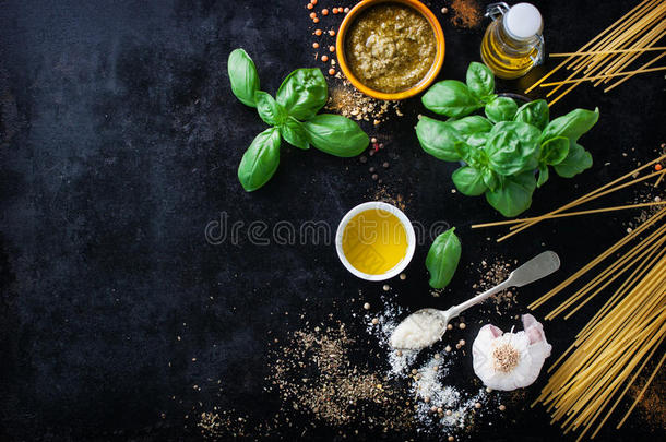 食物框架，意大利食物背景，健康的食物概念或食材烹饪香蒜酱的复古背景