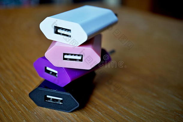 彩色电源充电器与USB（通用串行总线）连接器为电源点