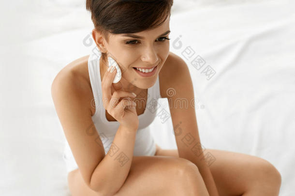 美容护肤。 女人用棉垫卸妆