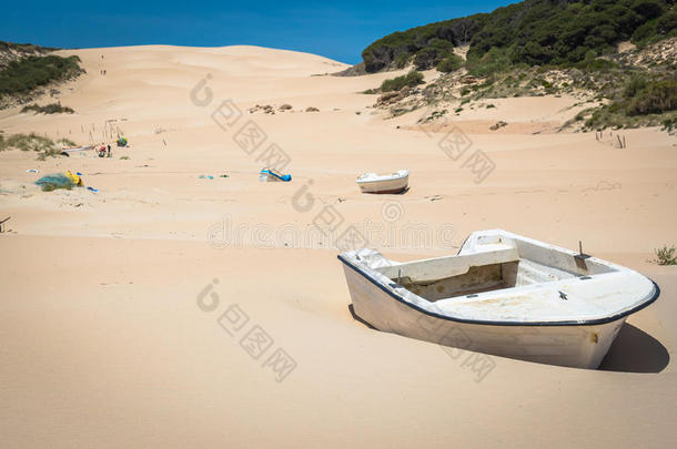 船在博洛尼亚海滩，一个沿海村庄一个沿海村庄