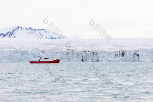 探险船在一个巨大的冰川前面