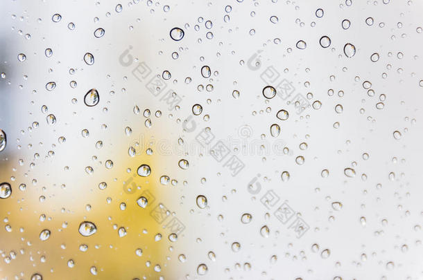雨点落在玻璃上，雨滴落在清澈的窗户上。