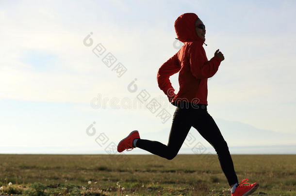 健身女跑步者在路上跑步