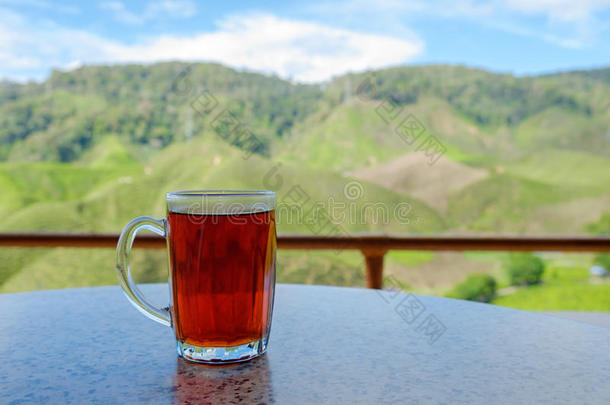 茶店里一杯热茶，有茶园背景