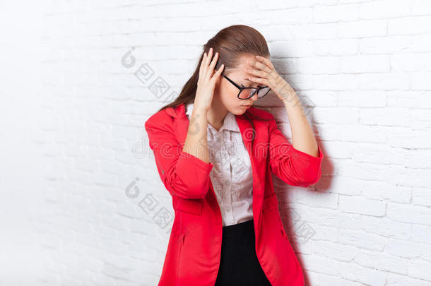 女商人把手放在头上，疼痛，疼痛<strong>压抑</strong>，戴着红色夹克眼镜