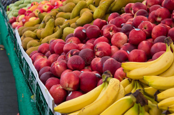 水果市场摊位-食品市场摊位的混合水果