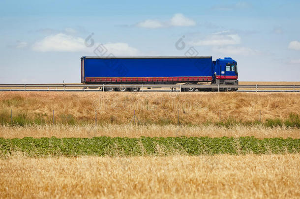 蓝色<strong>重型卡车</strong>在路上。 运送货物物流