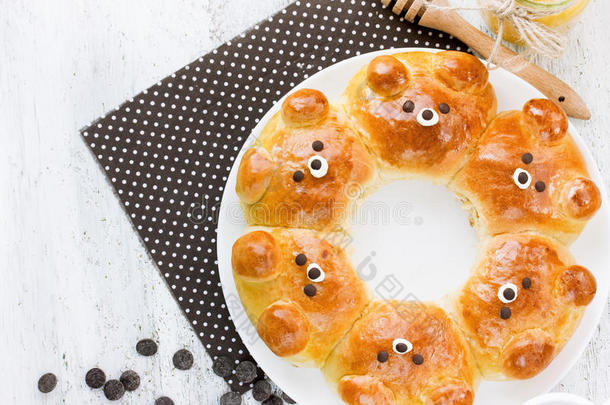 熊面包。可笑可爱的拉裂熊形牛奶面包卷。可爱川菜日式美食艺术