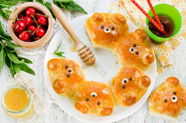 熊面包。可笑可爱的拉裂熊形牛奶面包卷。可爱川菜日式美食艺术