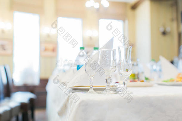 宴会婚宴餐桌设置玻璃