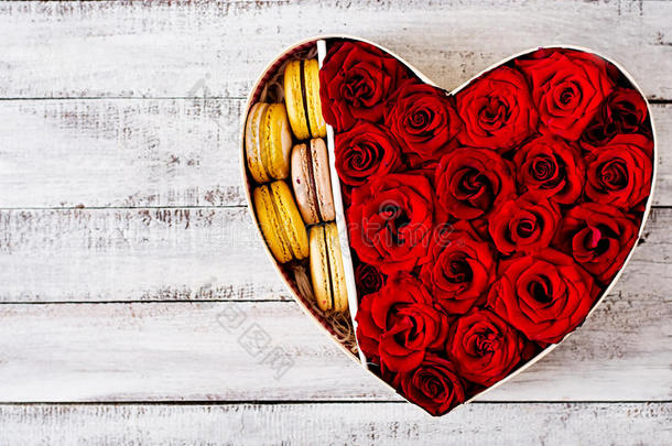 盒子的形状是一颗红色玫瑰和马卡龙的心。 情人节礼物。