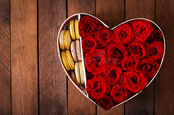 盒子的形状是一颗红色玫瑰和马卡龙的心。 情人节礼物。