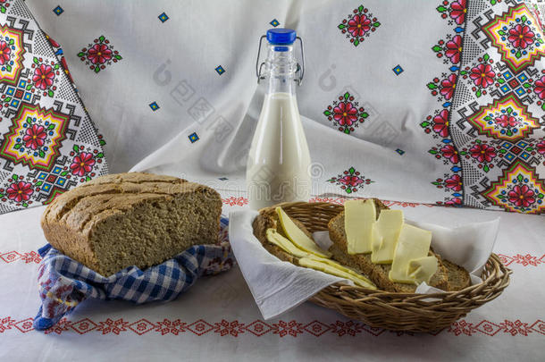手工面包，牛奶瓶和切片面包黄油在桌布上的<strong>民族风</strong>格