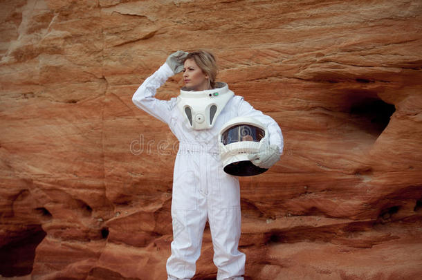 未来派宇航员在另一个<strong>星球</strong>上没有头盔，形象与<strong>色调</strong>的效果