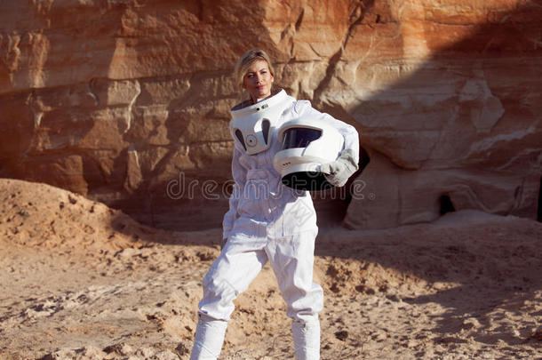 未来派宇航员在另一个<strong>星球</strong>上没有头盔，形象与<strong>色调</strong>的效果