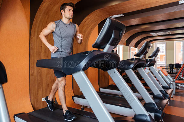 健身者在健身房在跑步机上锻炼和跑步