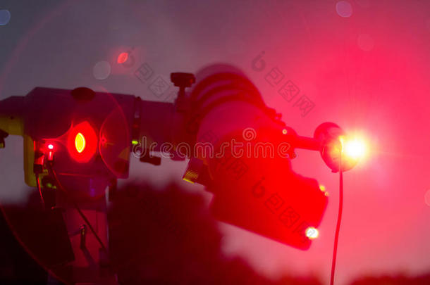 天体摄影装置在晴朗的夜晚。 折射式望远镜。 望远镜在真正的星空之夜。
