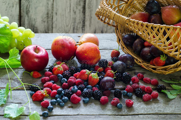 浆果，木桌上的夏天水果。 健康的生活方式概念。