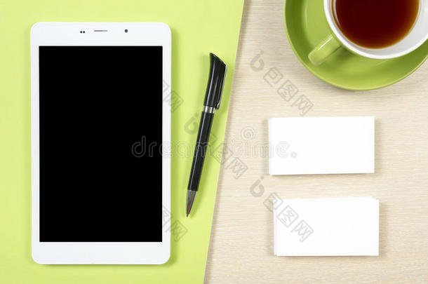<strong>名片</strong>空白，<strong>智能</strong>手机或平板电脑，咖啡杯和钢笔在办公桌桌面视图。 <strong>公司</strong>文具