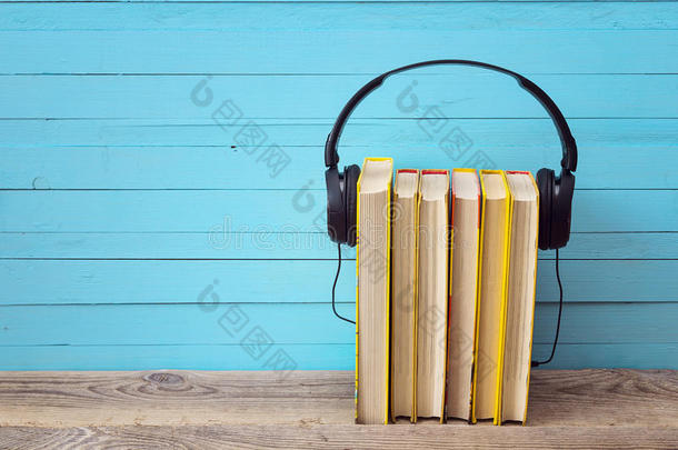音频书籍概念，黄色书籍和耳机蓝色背景。