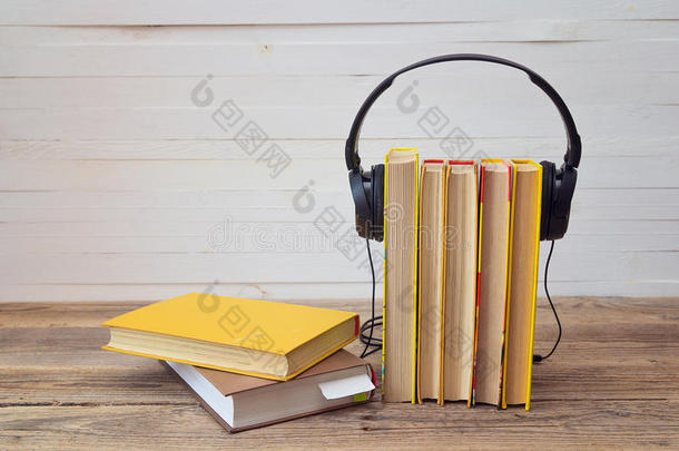 音频书籍概念，黄色书籍和耳机白色背景。
