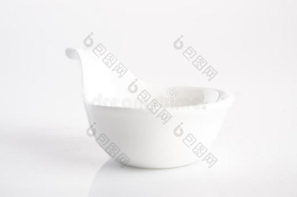 碗。 背景上的陶瓷碗。 背景上的陶瓷碗。