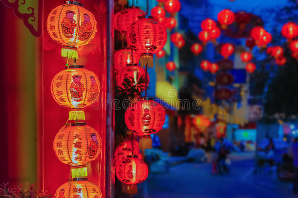 中国新年灯笼与祝福文字。