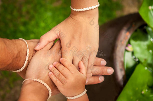 一家人把手放在一起。 团结和帮助的概念