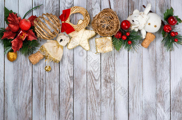 木制背景上的圣诞装饰。 寒假的概念。 文本的空间。