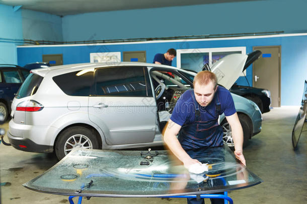 汽车玻璃清洗汽车挡风玻璃或挡风玻璃在维<strong>修</strong>车库