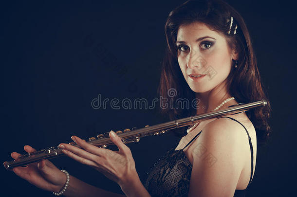 优雅的女人有长笛乐器。
