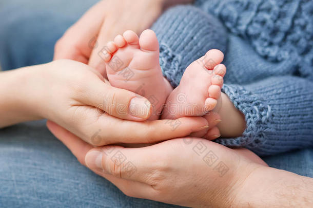 婴儿的脚在父母手中。 <strong>小新</strong>生婴儿的脚