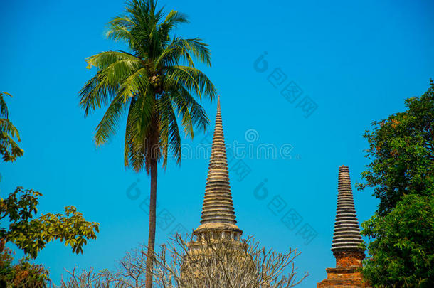 蓝天背景上的古老宫殿。 泰国大城。