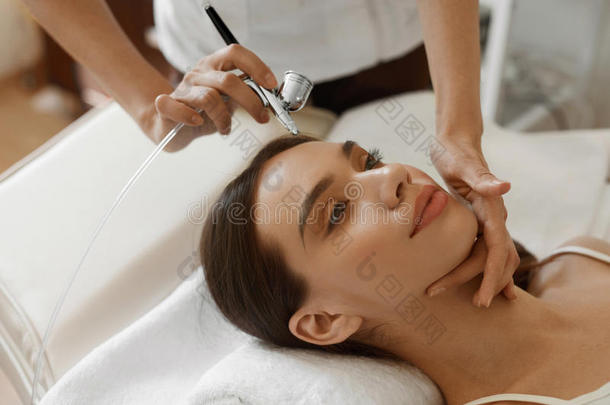 面部美容治疗。 女人被氧气皮肤剥落