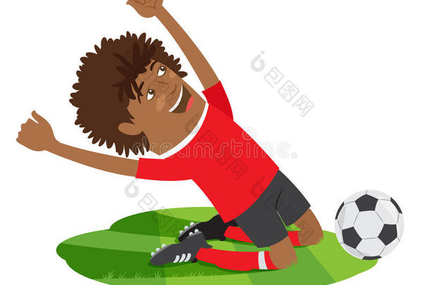 有趣的非裔美国足球运动员穿着红色T恤，膝盖上享受胜利