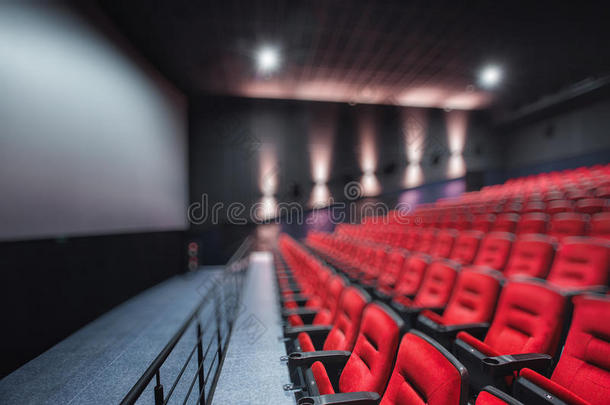 抽象模糊的红色剧院或电影座位的空行。 电影院大厅的椅子。 舒适的扶手椅