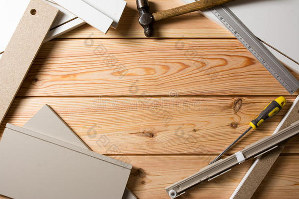 各种木工和木工或建筑工具，松木
