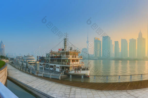 美丽的夜晚上海的城市景观与城市灯在黄浦江，上海，中国