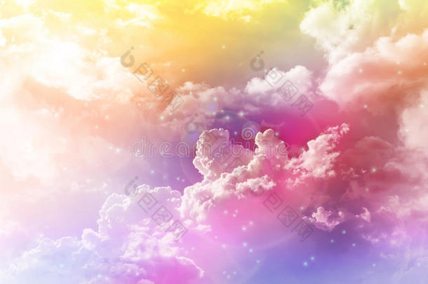 五颜六色的梦幻的蓬松云，天空中有浓密的耀斑